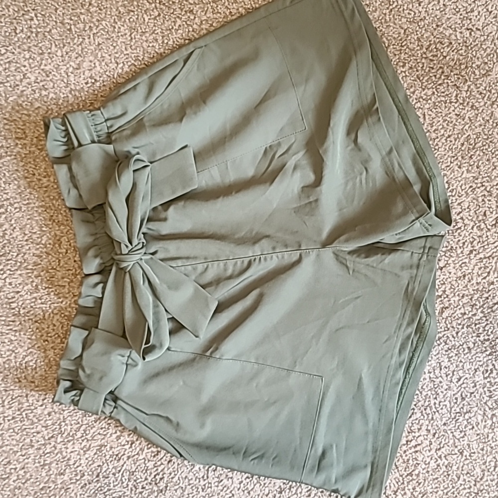Green tie short